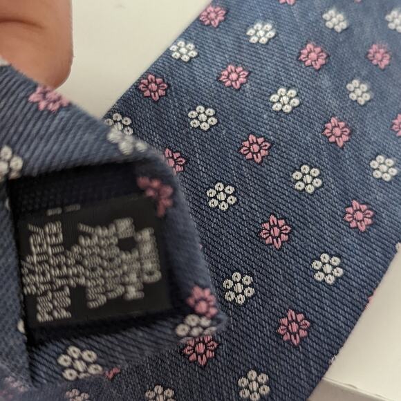 Men's Tommy Hilfiger Skinny Tie White and Pink Daisy Flowers - Picture 3 of 6